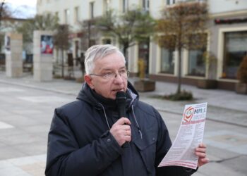 Briefing prasowy Prawa i Sprawiedliwości na Placu Artystów pod hasłem "To nie jest POlska naszych marzeń".  Prezes PiS w regionie Krzysztof Lipiec / Kamil Król / Radio Kielce