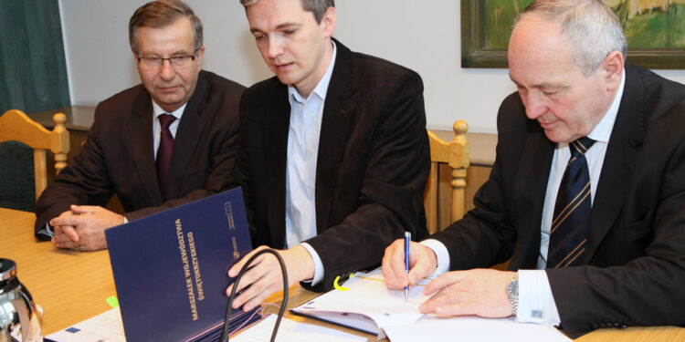 Podpisano pre-umowy na termomodernizację - Radio Kielce Ewa Okońska / Radio Kielce