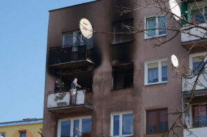 Do tragicznego w skutkach pożaru mieszkania doszło w budynku przy ulicy Ogrody w Ostrowcu Świętokrzyskim. / Teresa Czajkowska / Radio Kielce