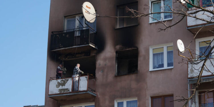 Do tragicznego w skutkach pożaru mieszkania doszło w budynku przy ulicy Ogrody w Ostrowcu Świętokrzyskim. / Teresa Czajkowska / Radio Kielce