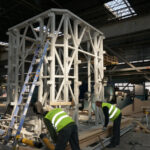 Ostatnia część wieży powstaje w firmie Furmanek w Daleszycach / Robert Szumielewicz / Radio Kielce