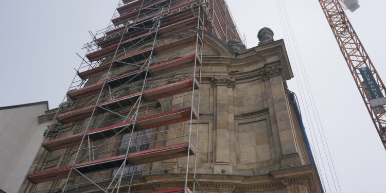 Prace przy budowie kamiennej części wieży na Świętym Krzyżu / Robert Szumielewicz / Radio Kielce