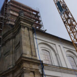 Prace przy budowie kamiennej części wieży na Świętym Krzyżu / Robert Szumielewicz / Radio Kielce