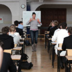 Próbna matura z języka polskiego w II Liceum Ogólnokształcące im. Jana Śniadeckiego w Kielcach. Ostatnie wyjaśnienia przed rozpoczęciem egzaminu. / Wojciech Habdas / Radio Kielce