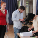 Próbna matura z języka polskiego w II Liceum Ogólnokształcące im. Jana Śniadeckiego w Kielcach. Sprawdzanie tożsamości, jak na prawdziwej maturze. / Wojciech Habdas / Radio Kielce