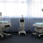 Wojewódzki Specjalistyczny Szpital Dziecięcy wzbogacił się o nowoczesną aparaturę: m. in. inkubatory, respiratory oraz kardiomonitory, przekazane przez Fundację ORIMARI. / Wojciech Habdas / Radio Kielce