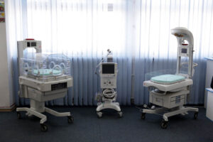 Wojewódzki Specjalistyczny Szpital Dziecięcy wzbogacił się o nowoczesną aparaturę: m. in. inkubatory, respiratory oraz kardiomonitory, przekazane przez Fundację ORIMARI. / Wojciech Habdas / Radio Kielce