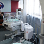 Wojewódzki Specjalistyczny Szpital Dziecięcy wzbogacił się o nowoczesną aparaturę: m. in. inkubatory, respiratory oraz kardiomonitory, przekazane przez Fundację ORIMARI. / Wojciech Habdas / Radio Kielce