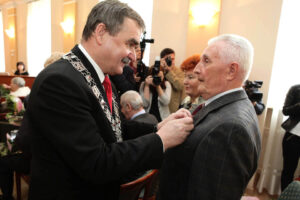 W Urzędzie Miasta wręczono medale za długoletnie pożycie małżeńskie. / Wojciech Habdas / Radio Kielce