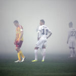 Kibice Korony odpalili race podczas meczu z Pogonią Szczecin. Spotkanie zostało przerwane na kilkanaście minut. / Wojciech Habdas / Radio Kielce