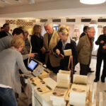 Autorzy książki „Małgorzata idzie na wojnę" - prezydent Kielc Wojciech Lubawski oraz wieloletni dziennikarz Echa Dnia Tomasz Natkaniec spotkali się dziś z czytelnikami w Kieleckim Centrum Kultury. / Wojciech Habdas / Radio Kielce