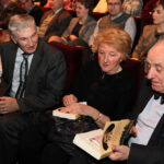 Autorzy książki „Małgorzata idzie na wojnę" - prezydent Kielc Wojciech Lubawski oraz wieloletni dziennikarz Echa Dnia Tomasz Natkaniec spotkali się dziś z czytelnikami w Kieleckim Centrum Kultury. / Wojciech Habdas / Radio Kielce