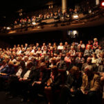 Autorzy książki „Małgorzata idzie na wojnę" - prezydent Kielc Wojciech Lubawski oraz wieloletni dziennikarz Echa Dnia Tomasz Natkaniec spotkali się dziś z czytelnikami w Kieleckim Centrum Kultury. / Wojciech Habdas / Radio Kielce