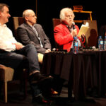 Autorzy książki „Małgorzata idzie na wojnę" - prezydent Kielc Wojciech Lubawski oraz wieloletni dziennikarz Echa Dnia Tomasz Natkaniec spotkali się dziś z czytelnikami w Kieleckim Centrum Kultury. / Wojciech Habdas / Radio Kielce