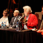 Autorzy książki „Małgorzata idzie na wojnę" - prezydent Kielc Wojciech Lubawski oraz wieloletni dziennikarz Echa Dnia Tomasz Natkaniec spotkali się dziś z czytelnikami w Kieleckim Centrum Kultury. / Wojciech Habdas / Radio Kielce