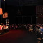 Autorzy książki „Małgorzata idzie na wojnę" - prezydent Kielc Wojciech Lubawski oraz wieloletni dziennikarz Echa Dnia Tomasz Natkaniec spotkali się dziś z czytelnikami w Kieleckim Centrum Kultury. / Wojciech Habdas / Radio Kielce