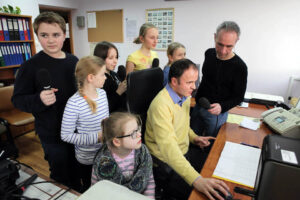 Dzień dobry dzieci ze Stacji Hydrologiczno-Meteorologicznej w Sukowie (23 lutego 2014) / Wojciech Habdas / Radio Kielce