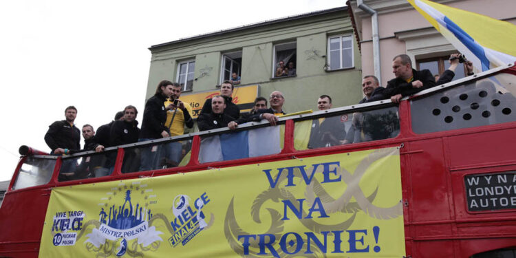 Powitanie drużyny Vive Targi Kielce, trzeciej drużyny Europy, po powrocie z Final4 w Kolonii / Wojciech Habdas