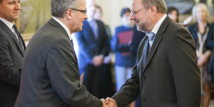 Prezydent Bronisław Komorowski składa gratulacje Dariuszowi Janeckiemu / Wojciech Grzedzinski / KPRP / Radio Kielce