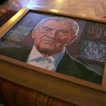 Aktor Jerzy Trela w Liceum Sztuk Plastycznych w Kielcach - pamiątkowy obraz / Krzysztof Żołądek / Radio Kielce