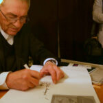 Aktor Jerzy Trela w Liceum Sztuk Plastycznych w Kielcach - autografy / Krzysztof Żołądek / Radio Kielce