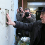 Aktor Jerzy Trela w Liceum Sztuk Plastycznych w Kielcach - odbicie dłoni / Krzysztof Żołądek / Radio Kielce