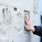 Aktor Jerzy Trela w Liceum Sztuk Plastycznych w Kielcach - odbicie dłoni / Krzysztof Żołądek / Radio Kielce