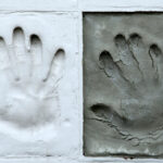 Aktor Jerzy Trela w Liceum Sztuk Plastycznych w Kielcach - odbicie dłoni / Krzysztof Żołądek / Radio Kielce