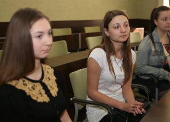 Trzy studentki z Winnicy na Ukrainie, otrzymały dziś decyzje o przyznaniu stypendiów finansowanych z budżetu Kielc. / Kamil Król / Radio Kielce