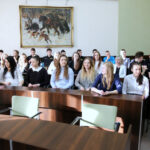 Młodzi sportowcy - medaliści na sesji Rady Miasta Kielce odbierają gratulacje i nagrody / Krzysztof Żołądek / Radio Kielce