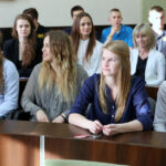 Młodzi sportowcy - medaliści na sesji Rady Miasta Kielce odbierają gratulacje i nagrody / Krzysztof Żołądek / Radio Kielce