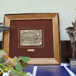 Młodzi sportowcy - medaliści na sesji Rady Miasta Kielce odbierają gratulacje i nagrody / Krzysztof Żołądek / Radio Kielce