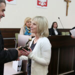 Młodzi sportowcy - medaliści na sesji Rady Miasta Kielce odbierają gratulacje i nagrody / Krzysztof Żołądek / Radio Kielce