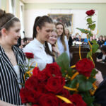 Młodzi sportowcy - medaliści na sesji Rady Miasta Kielce odbierają gratulacje i nagrody / Krzysztof Żołądek / Radio Kielce