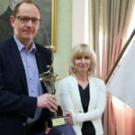 Młodzi sportowcy - medaliści na sesji Rady Miasta Kielce odbierają gratulacje i nagrody / Krzysztof Żołądek / Radio Kielce