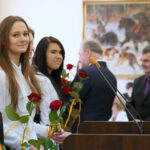 Młodzi sportowcy - medaliści na sesji Rady Miasta Kielce odbierają gratulacje i nagrody / Krzysztof Żołądek / Radio Kielce