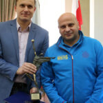 Młodzi sportowcy - medaliści na sesji Rady Miasta Kielce odbierają gratulacje i nagrody / Krzysztof Żołądek / Radio Kielce