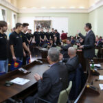 Młodzi sportowcy - medaliści na sesji Rady Miasta Kielce odbierają gratulacje i nagrody / Krzysztof Żołądek / Radio Kielce