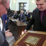 Młodzi sportowcy - medaliści na sesji Rady Miasta Kielce odbierają gratulacje i nagrody / Krzysztof Żołądek / Radio Kielce