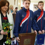 Młodzi sportowcy - medaliści na sesji Rady Miasta Kielce odbierają gratulacje i nagrody / Krzysztof Żołądek / Radio Kielce