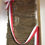 Tablicę upamiętniającą trzy postaci, zmarłe w katastrofie smoleńskiej odsłonięto w bazylice na Świętym Krzyżu. / W.B. / Radio Kielce