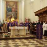 Tablicę upamiętniającą trzy postaci, zmarłe w katastrofie smoleńskiej odsłonięto w bazylice na Świętym Krzyżu. / W.B. / Radio Kielce