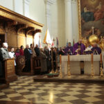 Tablicę upamiętniającą trzy postaci, zmarłe w katastrofie smoleńskiej odsłonięto w bazylice na Świętym Krzyżu. / W.B. / Radio Kielce