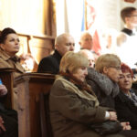 Tablicę upamiętniającą trzy postaci, zmarłe w katastrofie smoleńskiej odsłonięto w bazylice na Świętym Krzyżu. / W.B. / Radio Kielce