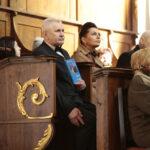 Tablicę upamiętniającą trzy postaci, zmarłe w katastrofie smoleńskiej odsłonięto w bazylice na Świętym Krzyżu. / W.B. / Radio Kielce