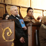 Tablicę upamiętniającą trzy postaci, zmarłe w katastrofie smoleńskiej odsłonięto w bazylice na Świętym Krzyżu. / W.B. / Radio Kielce