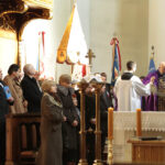 Tablicę upamiętniającą trzy postaci, zmarłe w katastrofie smoleńskiej odsłonięto w bazylice na Świętym Krzyżu. / W.B. / Radio Kielce