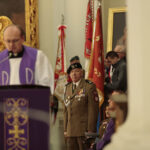 Tablicę upamiętniającą trzy postaci, zmarłe w katastrofie smoleńskiej odsłonięto w bazylice na Świętym Krzyżu. / W.B. / Radio Kielce