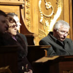 Tablicę upamiętniającą trzy postaci, zmarłe w katastrofie smoleńskiej odsłonięto w bazylice na Świętym Krzyżu. / W.B. / Radio Kielce