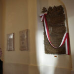 Tablicę upamiętniającą trzy postaci, zmarłe w katastrofie smoleńskiej odsłonięto w bazylice na Świętym Krzyżu. / W.B. / Radio Kielce